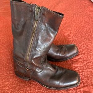 Women’s side zip boots. Great condition. Leather souls.
